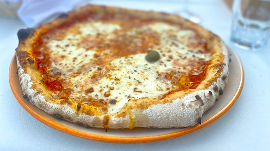 luna-pizzeria-pizza-umag