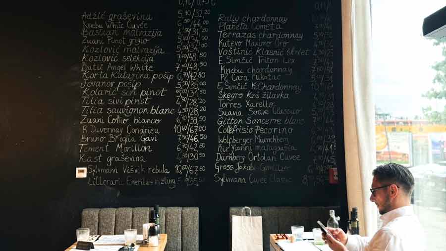 Bistro Miva ima uvjerljivo najbolji izbor vina na čaše u Zagrebu; toče se Condrieu, pecorino, Monemvasia, barem pet vrsta šampanjca i još sedamdesetak vina po vrlo fer cijenama