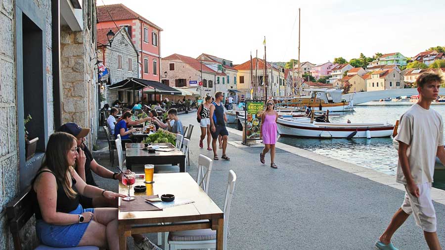 turizam-turisti-ugostiteljstvo-vrboska